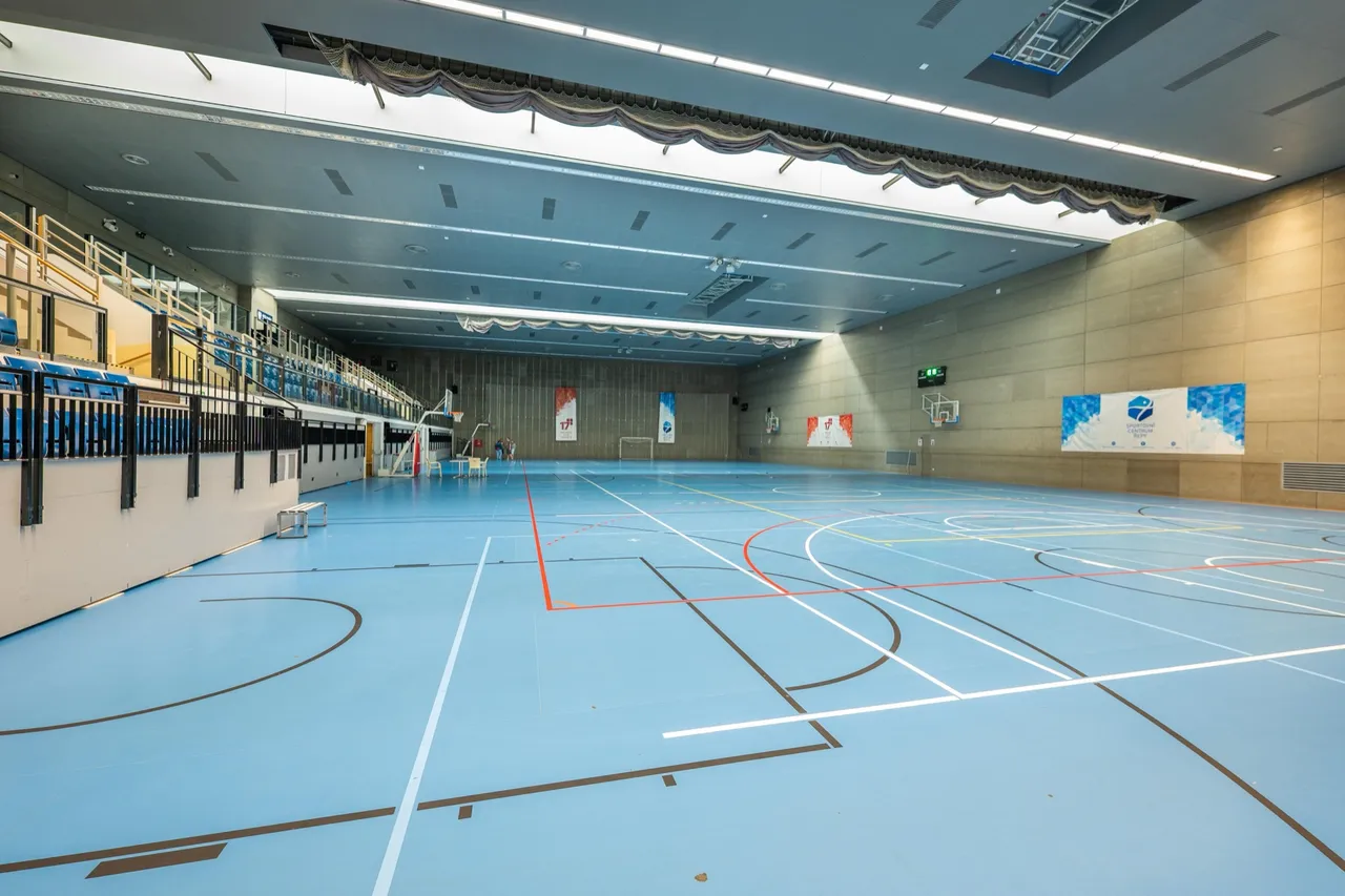 Hrací plocha sportovní haly s tribunami