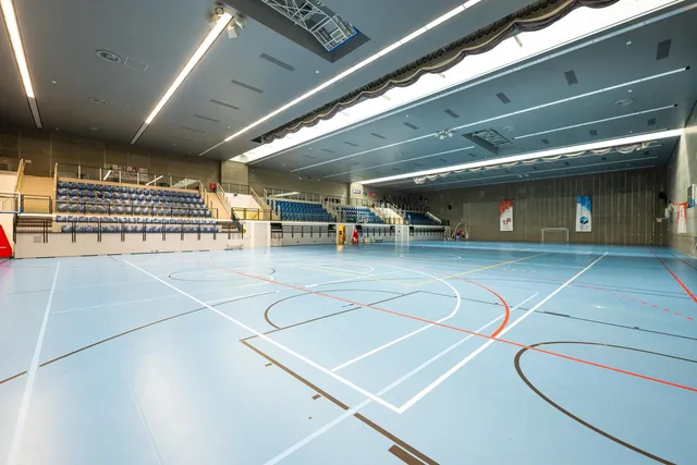 Hrací plocha a tribuny sportovní haly